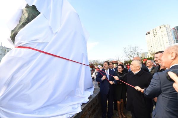 Cengiz Aytmatov heykeli Maltepe’de açıldı