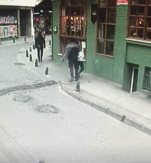 Kadıköy'de genç kıza yumruklu saldırı
