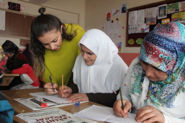 Hakkari’de 5 bin kadın okuma yazma öğreniyor