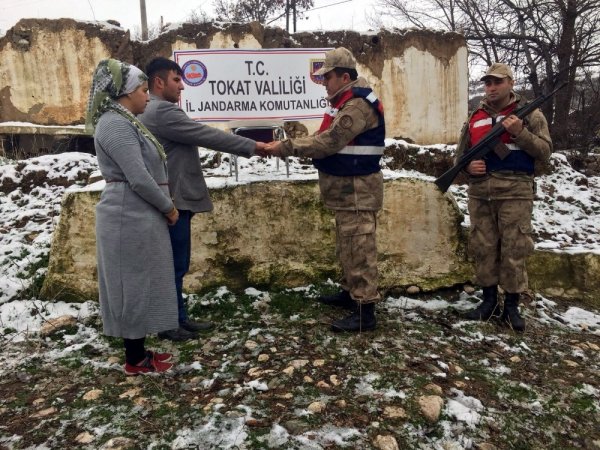 Çalınan evlilik yüzükleri genç çifte teslim edildi