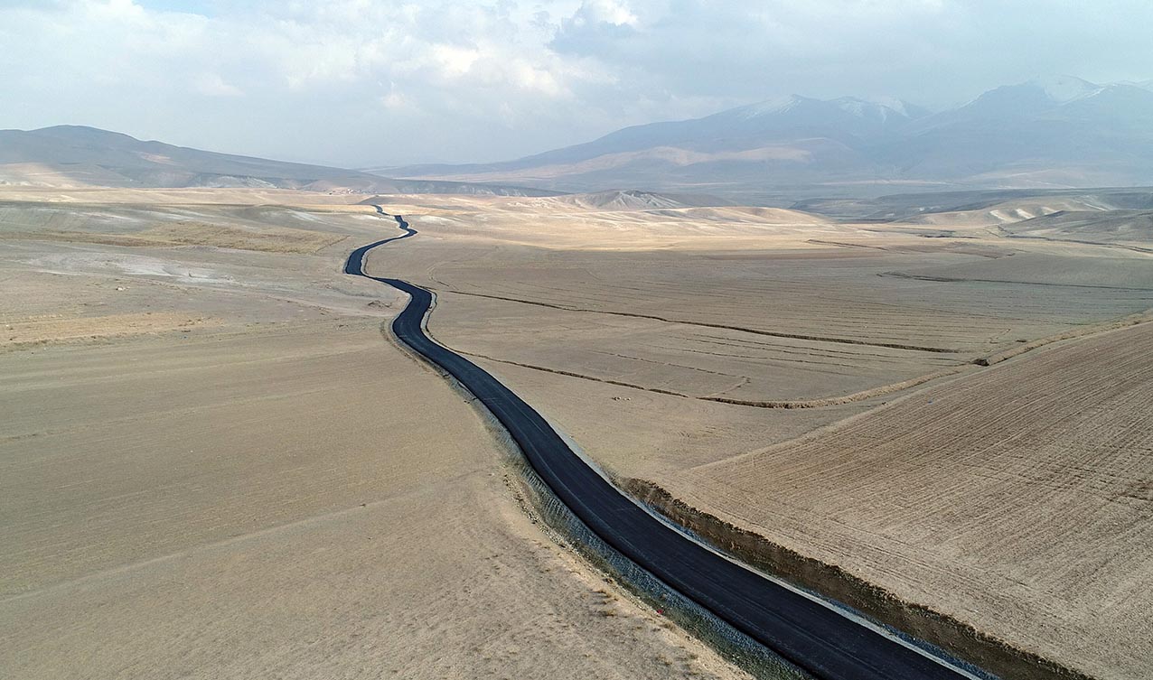 İran sınırındaki mahallelerin yolları asfaltlandı