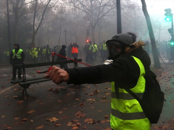 Paris'teki eylemcileri keskin nişancılar izliyor