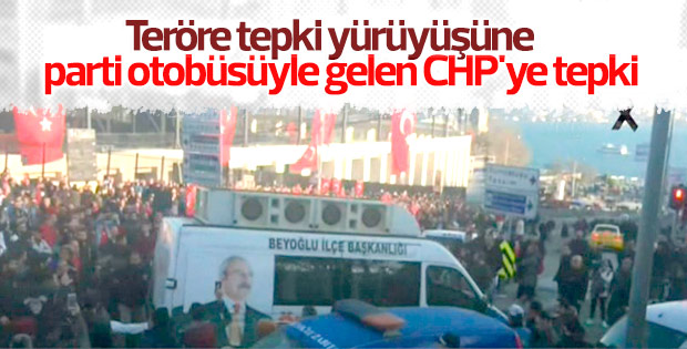 Teröre tepki yürüyüşünde CHP'nin aracına saldırı