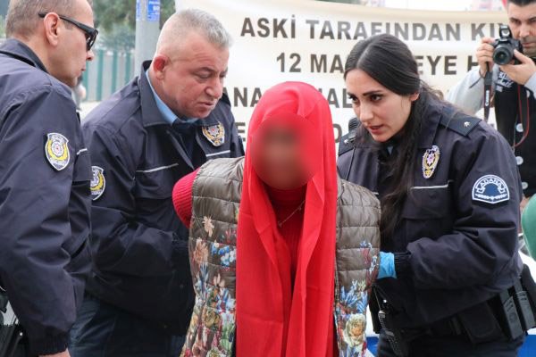 Adana'da bombalı kadın paniği