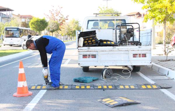 7 yaşındaki kız öğretmenin otomobili altında can verdi