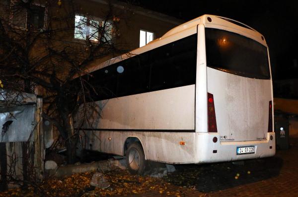 Erzincan'da bir halk otobüsü eve girdi