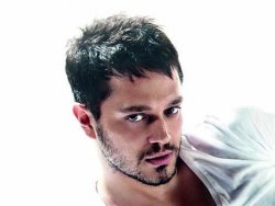 Xotinimning ishga kiyinayotgani aks etgan shaxsiy surat.