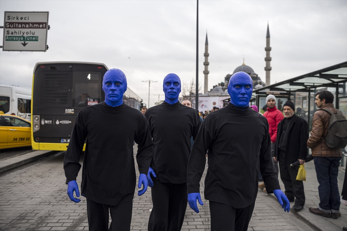 Люди в синем на теракте. Синий человек. Синие люди Минча. Синий человек фото.