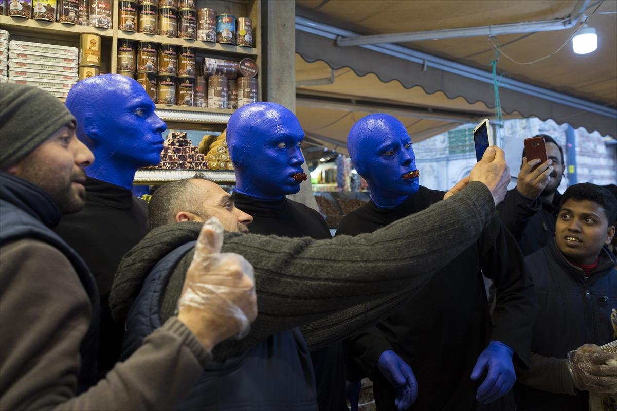 Люди в синем на теракте. Синий человек. Выступление синих людей. Группа Blue man Group.
