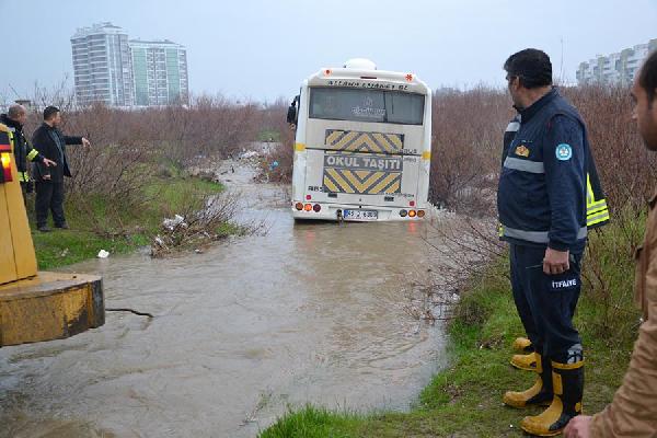 Trafik var diye çaya girdi, mahsur kaldı