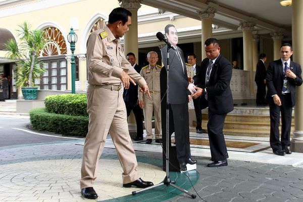 Tayland Başbakanı maketini basın toplantısında bıraktı