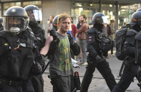 Hamburg'da polise şişe fırlatan göstericiye hapis cezası