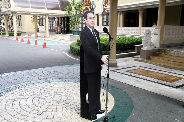 Tayland Başbakanı maketini basın toplantısında bıraktı