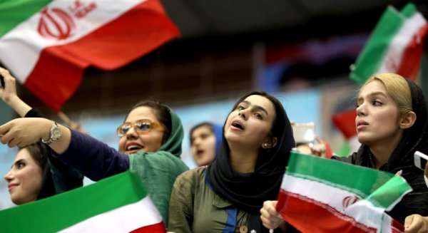İran'da stadyuma girmeye çalışan 35 kadına gözaltı