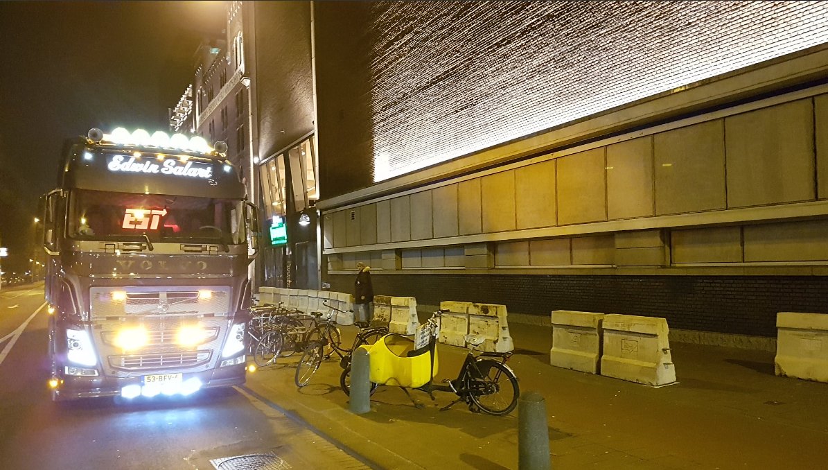 Amsterdam'da meydanlara beton bloklar yerleştirildi