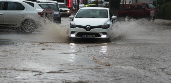 Bodrum'da sağanak yağış etkili oldu