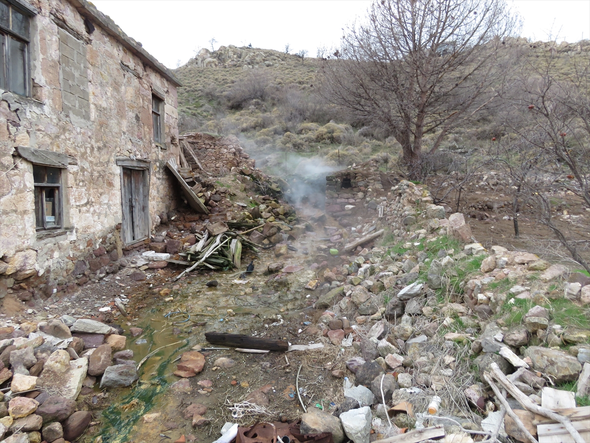 Depremde yıkılan evin altından kaynak suyu çıktı Depremde yıkılan evin altından kaynak suyu çıktı