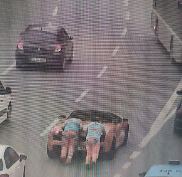 Levent'te yolda kalan Lamborghini'yi işçiler itti