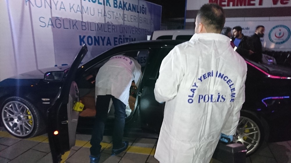 Otomobilde kurcaladığı silahla arkadaşını yaraladı