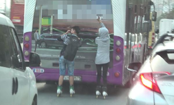 Patenli gençlerin otobüs arkasındaki tehlikeli yolcuğu