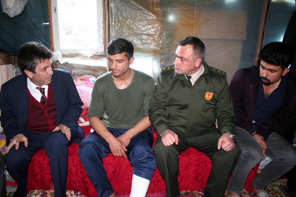 Afrin'de ayağı kırılan askeri, gazi abisi karşıladı