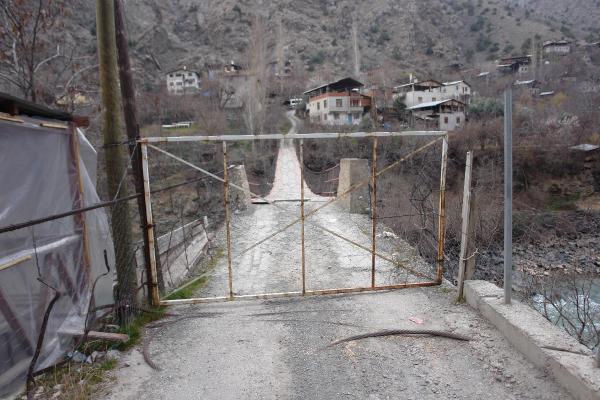 Kapılı köprüden girilen köy