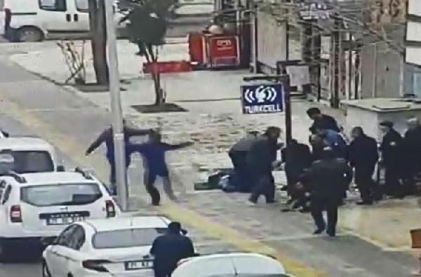 Diyarbakır'da sokak ortasındaki çatışma kamerada