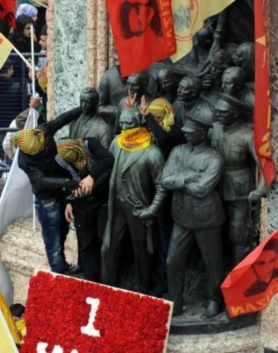 1 Mayıs ta Atatürk heykeline BDP bayrağı  #2