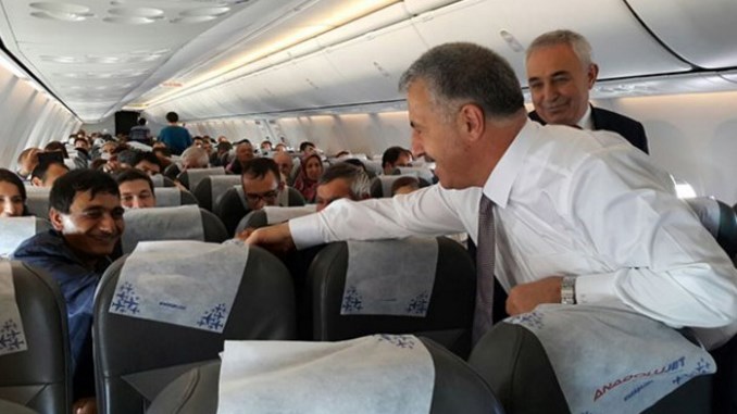 Ulaştırma Bakanı Arslan uçakta yolcularla bayramlaştı