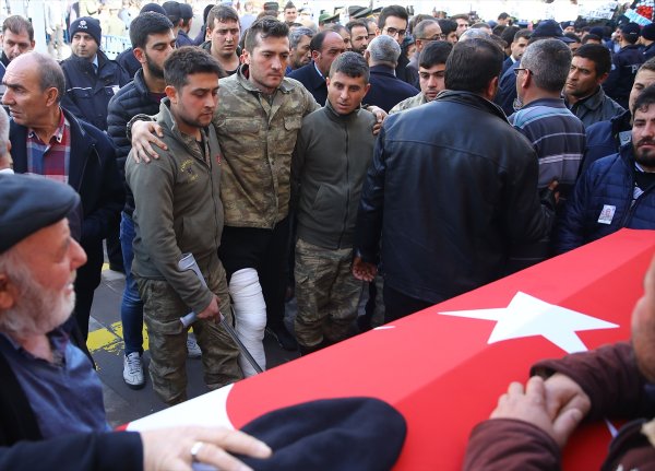 Şehidin cenazesine yaralı komutanı da katıldı