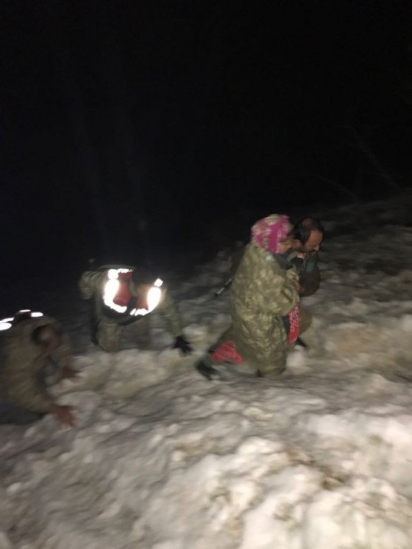 Kayıp kız donmak üzereyken Mehmetçik tarafından bulundu ile ilgili görsel sonucu