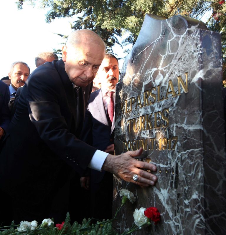 Bahçeli, Türkeş'in mezarını Zemzem'le yıkattı! - Resim: 1