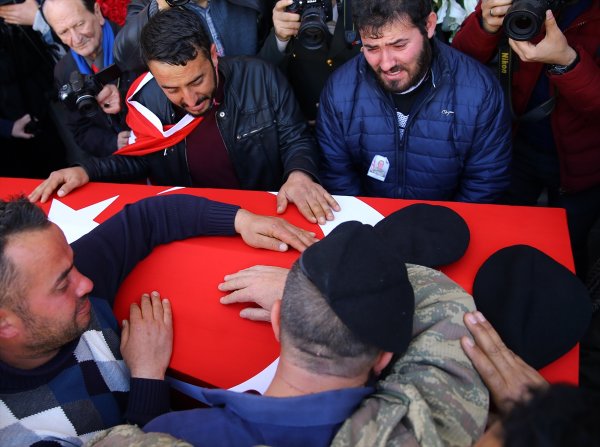 Şehidin cenazesine yaralı komutanı da katıldı