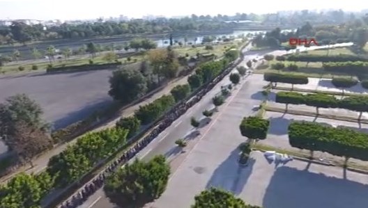 Adana'da Ata'ya saygı zinciri