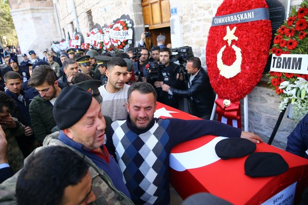 Şehidin cenazesine yaralı komutanı da katıldı