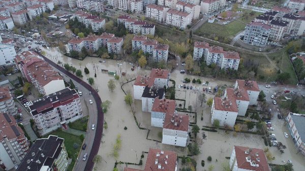 Edirne'de sağanak hayatı felç etti