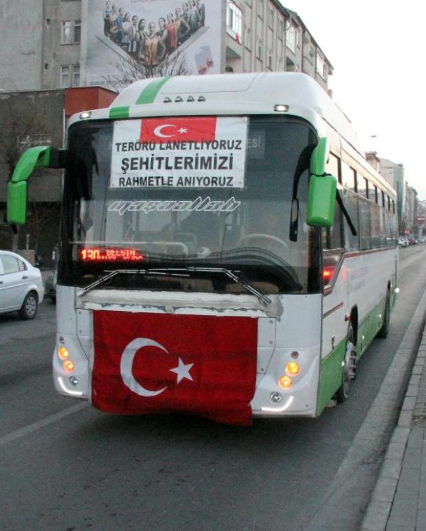 kayseri de otobus duragina turk bayragi asildi