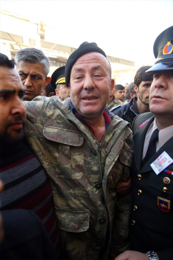 Şehidin cenazesine yaralı komutanı da katıldı