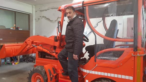 42 yıllık usta ekskavatör yaptı