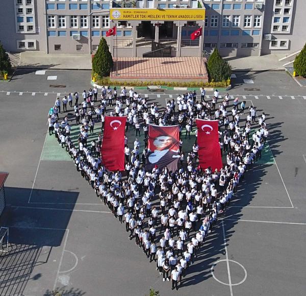 613 öğrenci, kalp figürü oluşturarak Atatürk'ü andı 