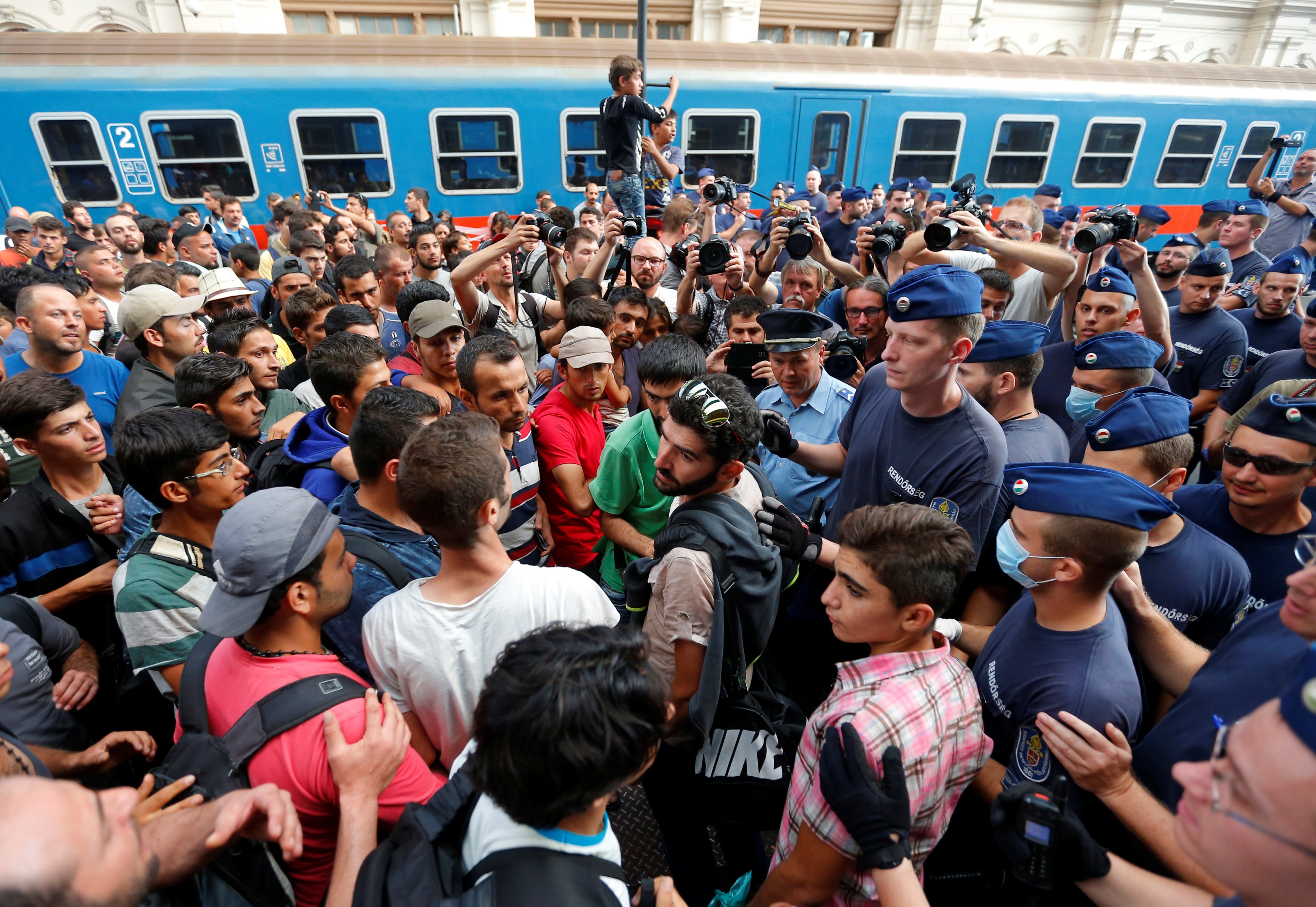 Куда приезд. Массовая миграция. Мигранты в Европе. Беженцы на вокзале.
