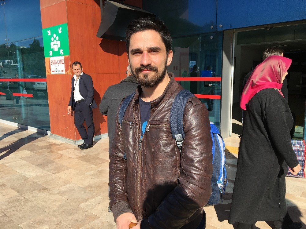 Pistten çıkan uçağın kargo bölümü boşaltılıyor