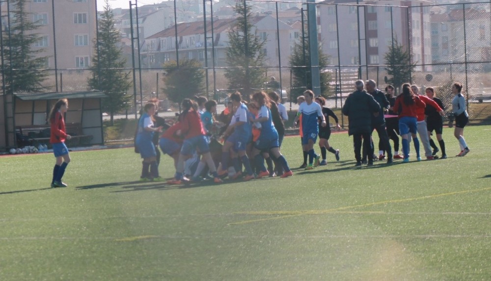Eskişehir'de erkek antrenör, kadın futbolcuyu darp etti