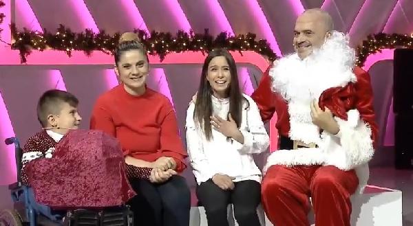 Arnavutluk Başbakanı Noel Baba kılığına girdi