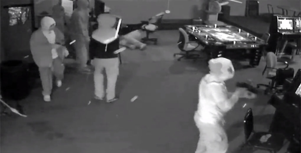 ABD'de silahlı gençler oyun merkezini bastı