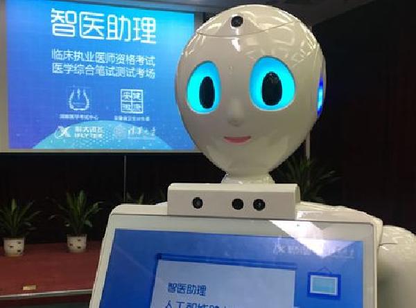 Çin'de bir robot yazılı tıp sınavından geçer not aldı
