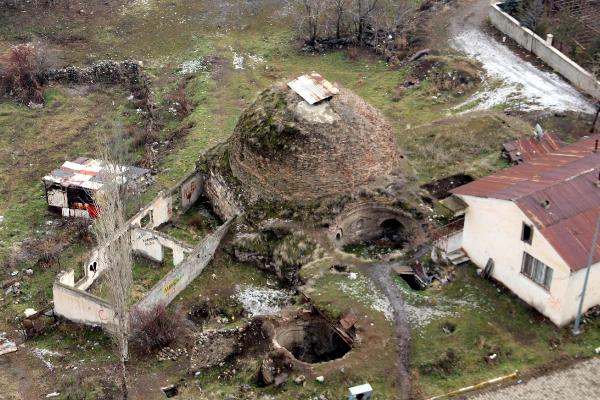 Erzurum'da tarihi hamam çürümeye terk edildi