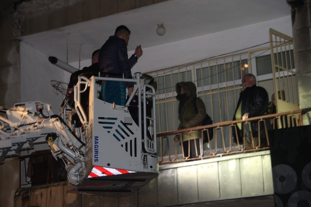 Maltepe’de girişi çöken bina tahliye edildi
