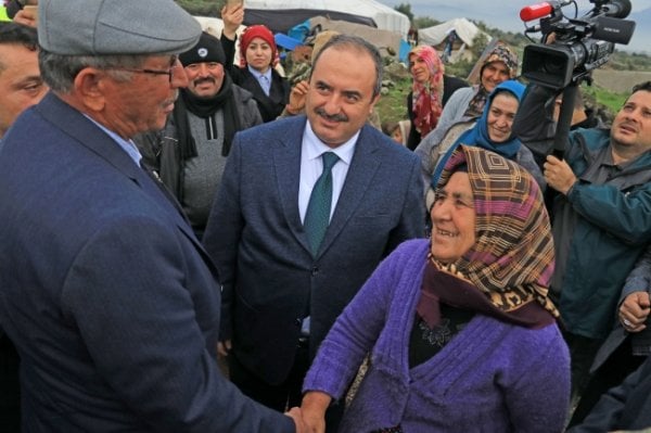 Şehit aileleri Mehmetçiğe destek için sınırda