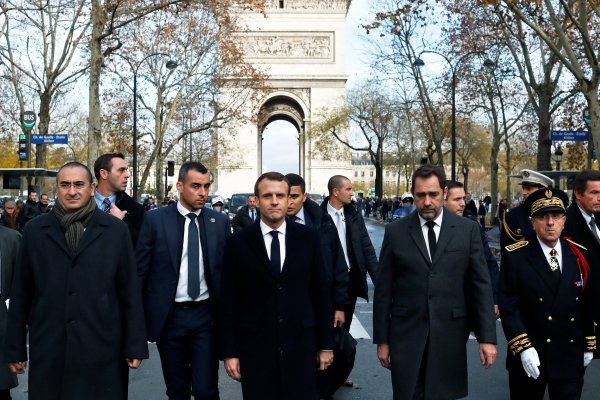 Macron Paris'te protestoların gerçekleştiği yere gitti